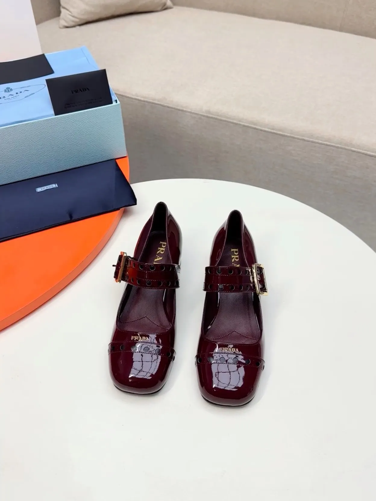 👟👟Ex-factory price 600👟👟🛒…………PRADA 2025 series loafers! At first glance, it looks both classic and versatile! No need to worry about the texture and feel of your feet! 🕳️🕳️🕳️ ____________________✍️ The simple combination is very eye-catching and atmospheric. I sincerely recommend you to buy it! Extremely versatile! Its square toe design is suitable for all kinds of female foot shapes and can be easily controlled. It is comfortable on the foot and does not squeeze the foot. The soul of the whole pair of shoes is the bias-cut design! The craftsmanship of this shoe upper is not easy to make. It seems to be quite simple, but it is much more expensive than making boots and has a high scrapability! ●━━━━━━───── Upper: imported soft cow patent leather ●━━━━━━───── Lining: silk lambskin, fine and firm leather, very soft and breathable ●━━━━━━───── Outsole: Imported Italian genuine leather outsole ➕Forefoot injection molding, high-grade and non-slip ●━━━━━━───── Heel height: 4.5cm ●━━━━━━───── Warm reminder: This shoe is an authentic sole series and you must pay attention to precautions when trying it on. Returns and exchanges are not supported if there are marks on the outsole. You can change the size and style within 15 days. Unconditional returns are not supported. Thank you for your support🙏🙏Happy cooperation.